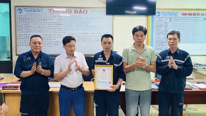 Than Hạ Long vinh danh 10 tấm gương 