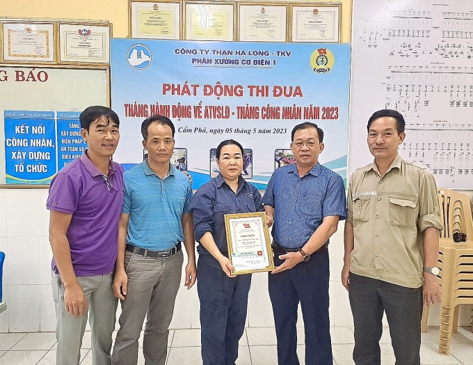 Than Hạ Long vinh danh 10 tấm gương 