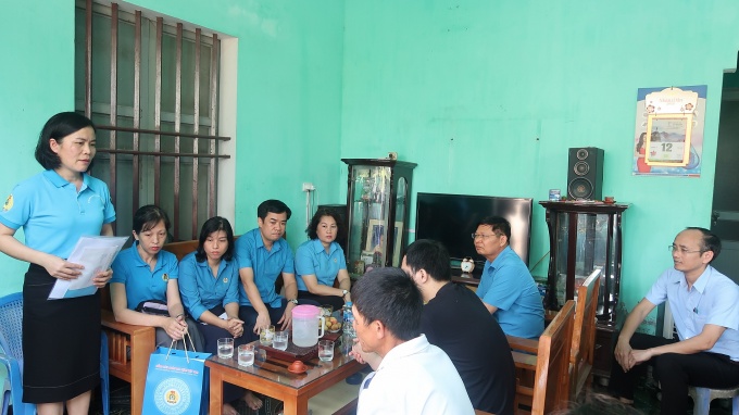 Phó Chủ tịch Tổng LĐLĐ Việt Nam thăm hỏi và động viên công nhân bị tai nạn lao động