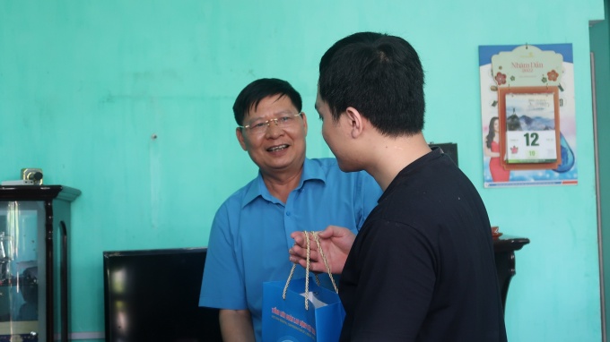 Phó Chủ tịch Tổng LĐLĐ Việt Nam thăm hỏi và động viên công nhân bị tai nạn lao động