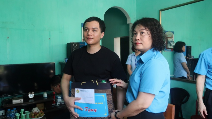 Phó Chủ tịch Tổng LĐLĐ Việt Nam thăm hỏi và động viên công nhân bị tai nạn lao động