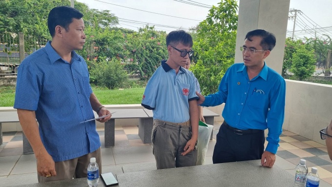 Đồng Nai: Trao quà cho 2 lao động bị tai nạn lao động có tỉ lệ thương tật trên 51%