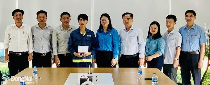 Đồng Nai: Trao quà cho 2 lao động bị tai nạn lao động có tỉ lệ thương tật trên 51%