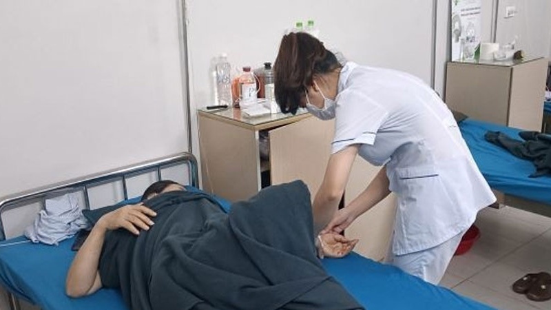 Doanh nghiệp cung cấp bữa ăn tự ý hủy mẫu lưu sau khi 10 công nhân nghi ngộ độc