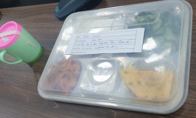 Doanh nghiệp cung cấp bữa ăn tự ý hủy mẫu lưu sau khi 10 công nhân nghi ngộ độc