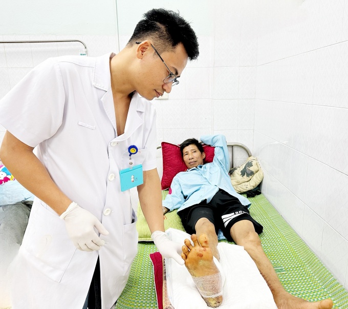 Một lao động bị tai nạn đứt rời cổ chân khi đang cưa cây