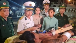 Hải đoàn 129 hỗ trợ cấp cứu một lao động bị tai nạn trên biển