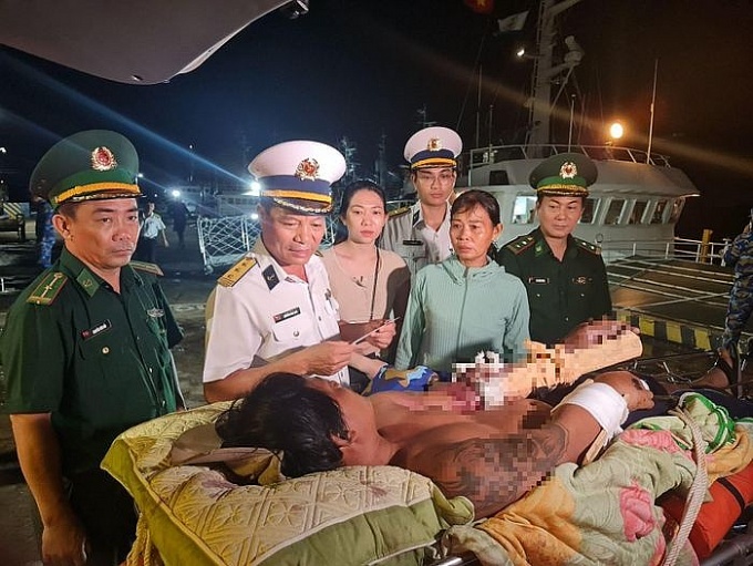 Hải đoàn 129 hỗ trợ cấp cứu một lao động bị tai nạn trên biển