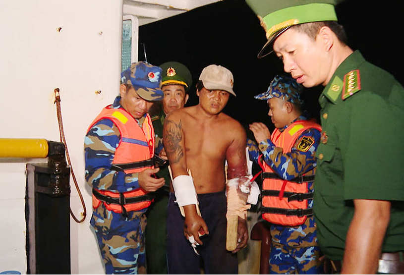 Hải đoàn 129 hỗ trợ cấp cứu một lao động bị tai nạn trên biển