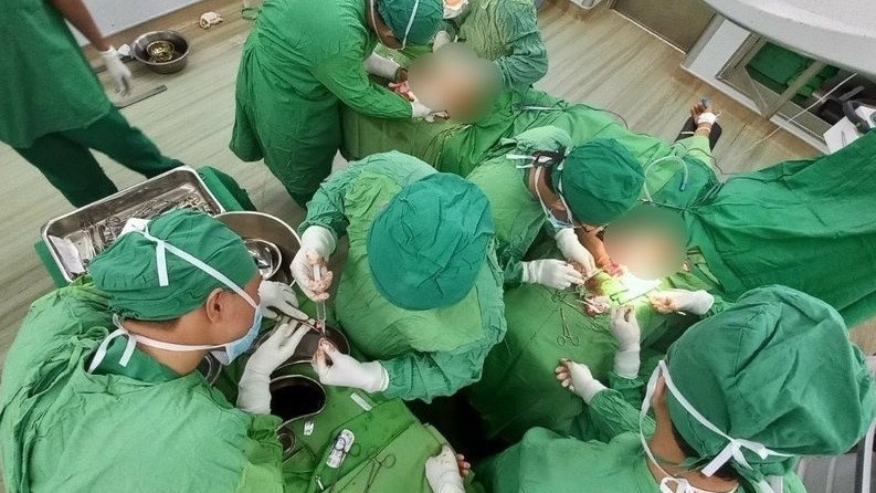 Nối thành công phần tay đứt lìa cho 3 lao động bị tai nạn