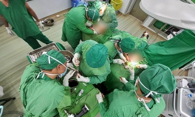 Nối thành công phần tay đứt lìa cho 3 lao động bị tai nạn