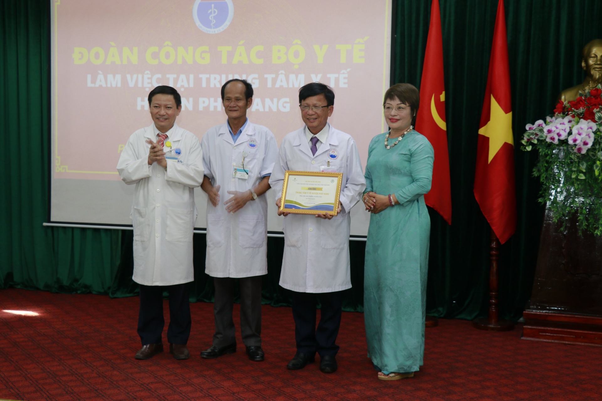 Tấm lòng cao cả của gia đình Giáo sư Đào Văn Long với bệnh nhân vùng khó khăn