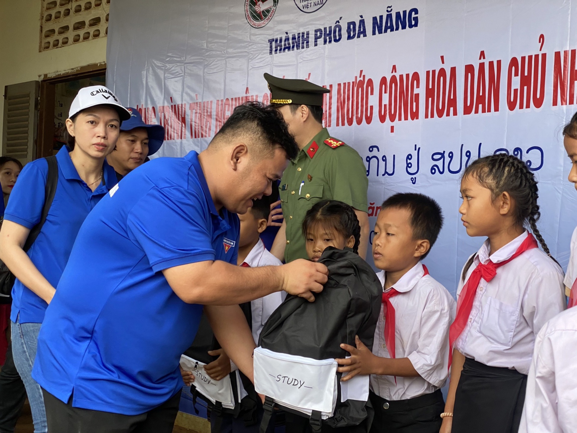 Khám bệnh và phát thuốc miễn phí cho 2.000 người dân Lào