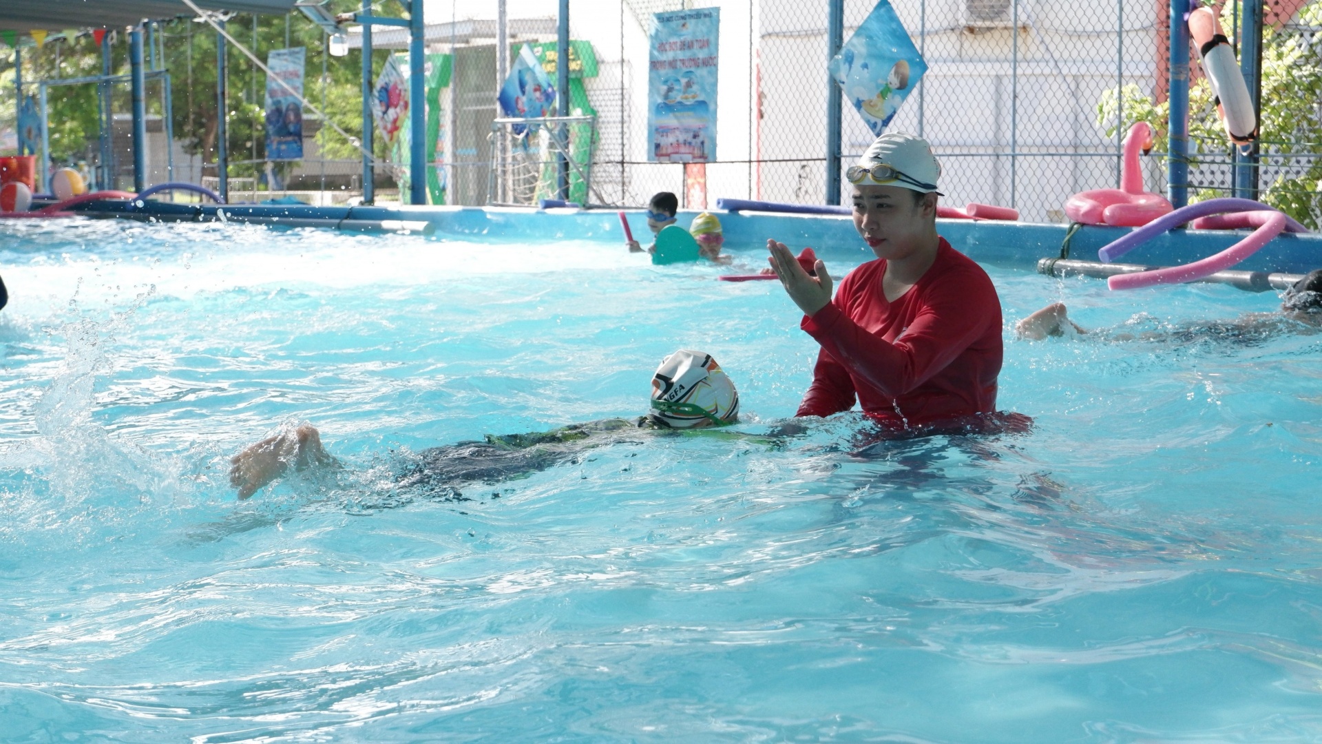 Học bơi là một trong những cách phòng, chống đuối nước cho trẻ em.