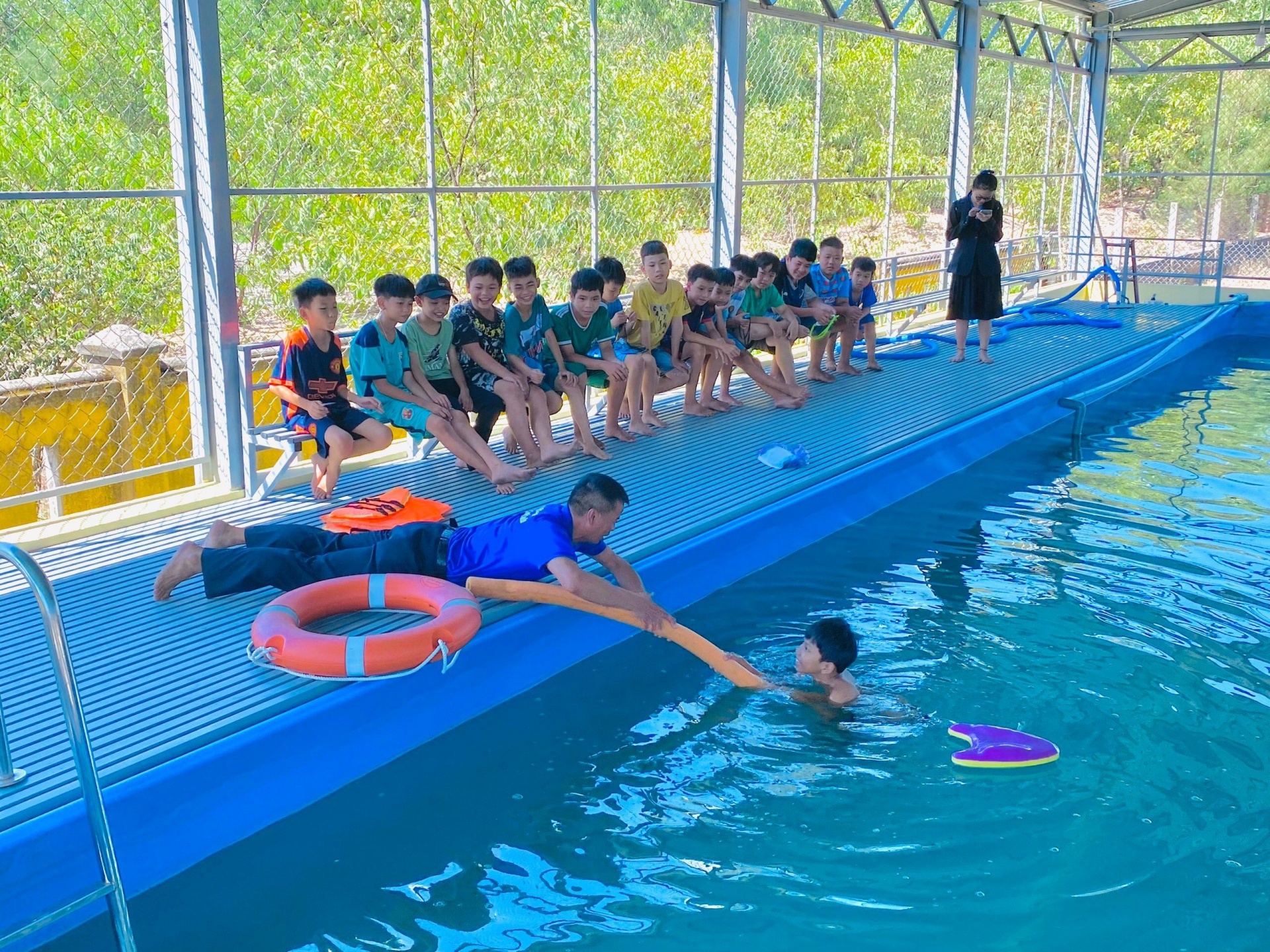 Ngoài dạy kỹ năng bơi các trường học cũng lưu ý dạy kỹ năng cứu đuối nước cho học sinh.