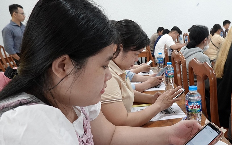 Người lao động học kiến thức an toàn, vệ sinh lao động qua ứng dụng trên điện thoại