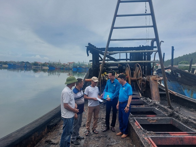Cháy tàu cá, ngư dân đứng ngồi không yên vì thiệt hại hàng chục tỷ đồng