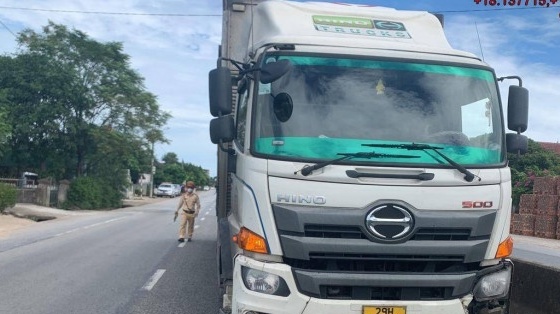 Quét dọn vệ sinh trên Quốc lộ 1A, nữ công nhân bị xe tải tông tử vong