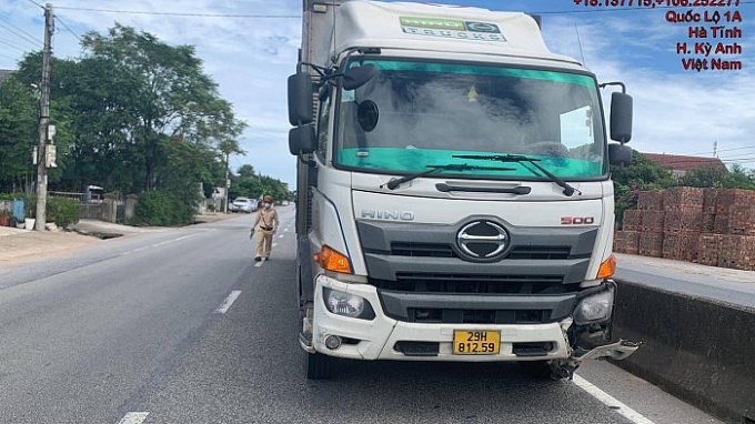 Nữ công nhân quét dọn vệ sinh trên QL1A bị xe tải tông tử vong