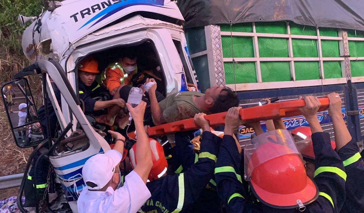 Đà Nẵng: Cứu thành công tài xế bị mắc kẹt trong cabin xe tải do tai nạn giao thông