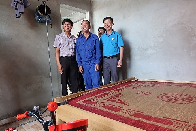 Đảm bảo đủ việc làm, nâng cao đời sống người lao động trong quá trình sắp xếp cơ cấu