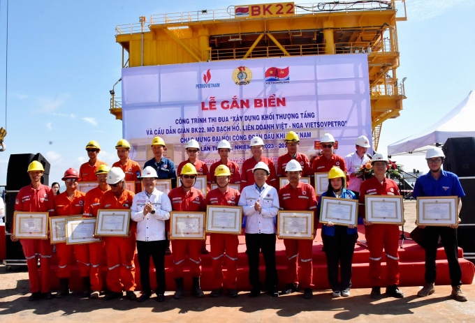 Gắn biển công trình chào mừng Đại hội Công đoàn Dầu khí Việt Nam lần thứ VII