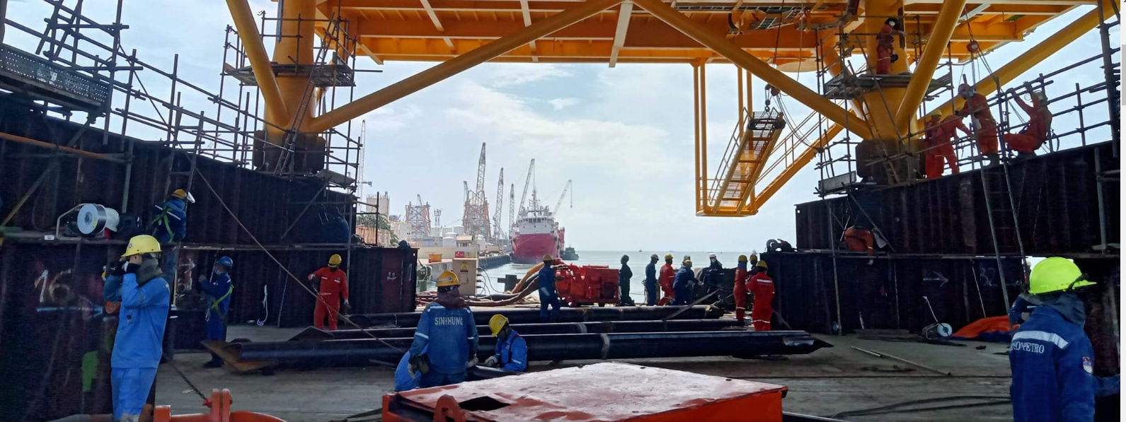 Gắn biển công trình chào mừng Đại hội Công đoàn Dầu khí Việt Nam lần thứ VII