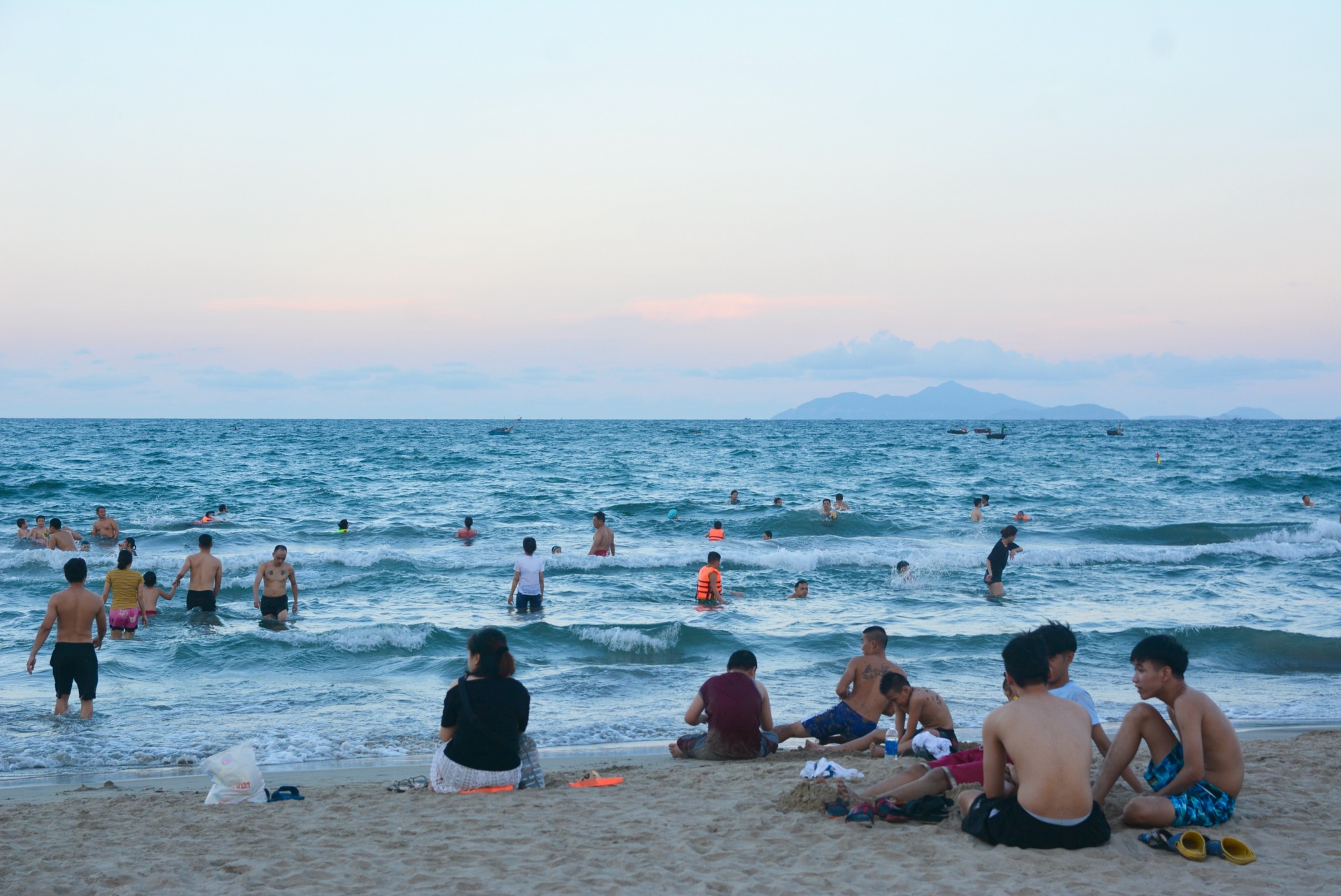 Đà Nẵng: Khuyến cáo du khách và người dân bảo quản tài sản khi vui chơi tắm biển