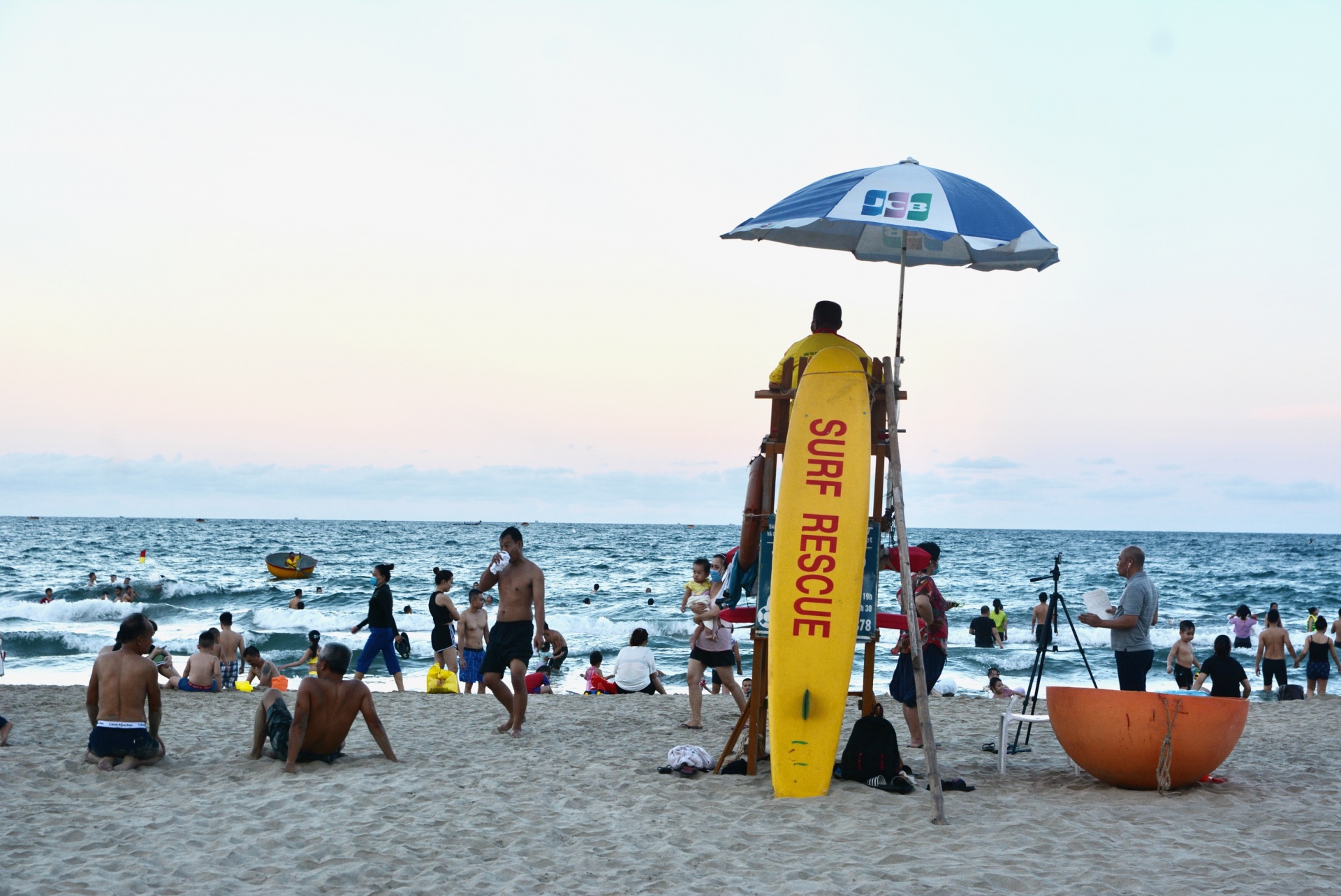 Đà Nẵng: Khuyến cáo du khách và người dân bảo quản tài sản khi vui chơi tắm biển