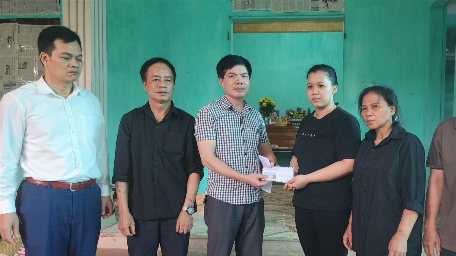 Công đoàn hỗ trợ thân nhân người lao động tử vong do tụt lở, vùi lấp