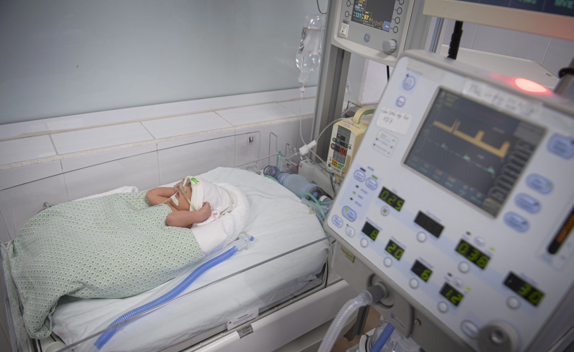 Hành trình sinh tử về vòng tay mẹ của những bệnh nhân "0 tuổi"