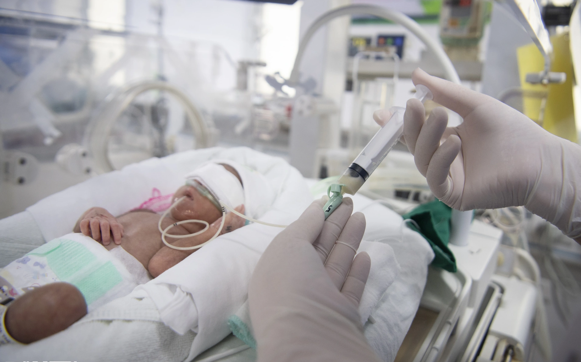 Hành trình sinh tử về vòng tay mẹ của những bệnh nhân "0 tuổi"