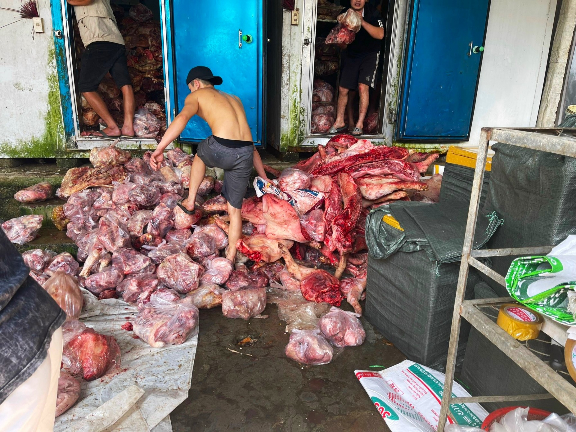 Kinh hãi mức nhiễm khuẩn vượt 60 lần từ 3 tấn thịt bẩn bị bắt ở Huế