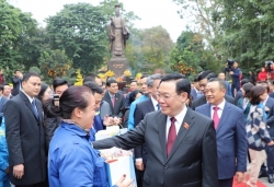 Chủ tịch Quốc hội Vương Đình Huệ chúc Tết công nhân lao động Thủ đô