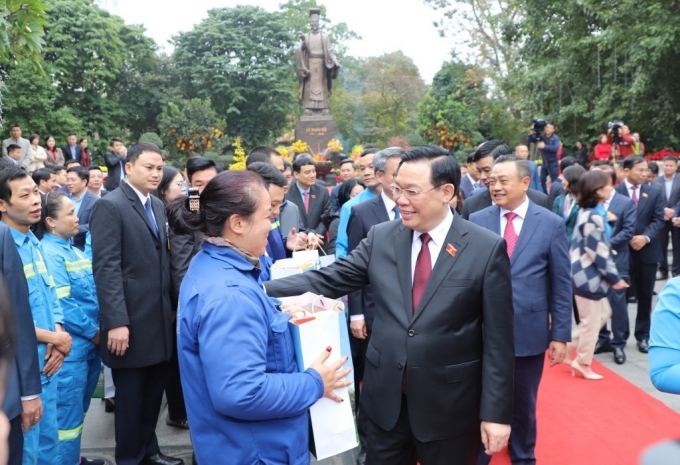 Chủ tịch Quốc hội Vương Đình Huệ chúc Tết công nhân lao động Thủ đô