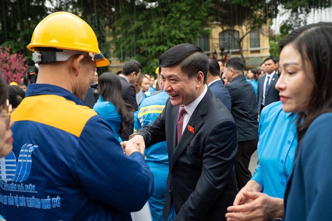 Chủ tịch quốc hội Vương Đình Huệ tặng quà cho công nhân, người lao động thủ đô