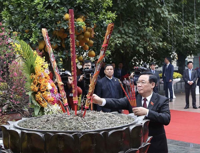 Chủ tịch quốc hội Vương Đình Huệ tặng quà cho công nhân, người lao động thủ đô