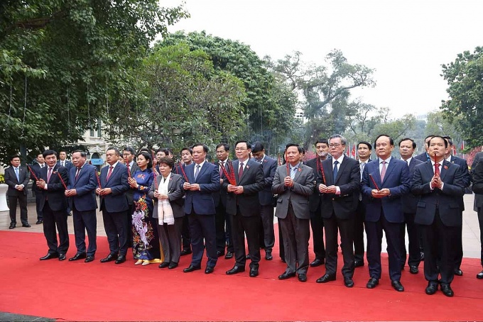 Chủ tịch quốc hội Vương Đình Huệ tặng quà cho công nhân, người lao động thủ đô