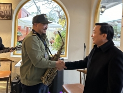 Anh bảo vệ chơi kèn Saxophone