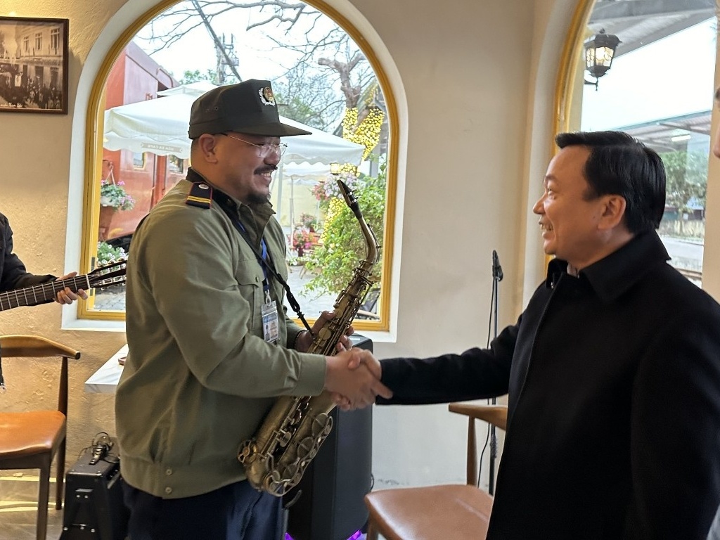 Anh bảo vệ chơi kèn Saxophone