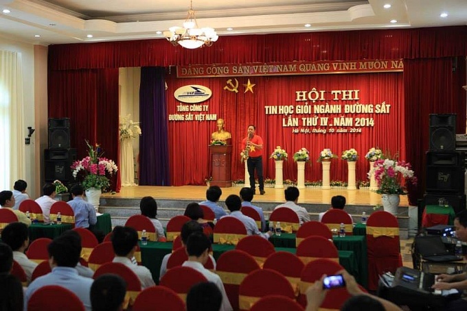 Anh bảo vệ chơi kèn Saxophone