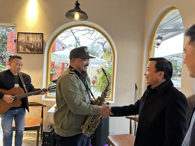 Anh bảo vệ chơi kèn Saxophone