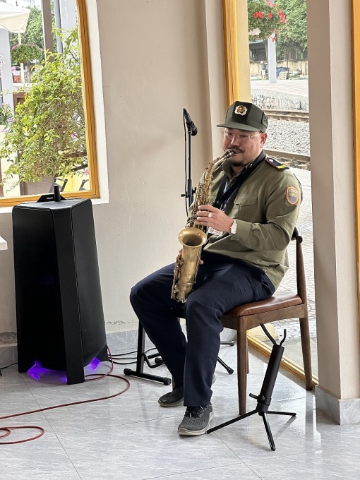 Anh bảo vệ chơi kèn Saxophone