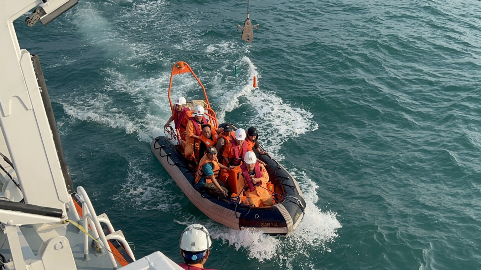 Cứu thuyền viên tàu Giang Anh 18 bị đâm vào bãi đá cạn, đang chìm