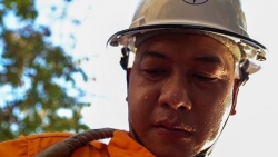 Làm việc trong nắng nóng, công nhân, người lao động phải bảo vệ sức khỏe thế nào?