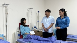 Đoàn công tác Tổng LĐLĐ Việt Nam thăm hỏi 12 nữ công nhân mang thai bị ngộ độc thực phẩm