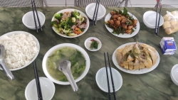 Chủ động phòng ngừa ngộ độc thực phẩm tại bữa ăn tập thể cho người lao động