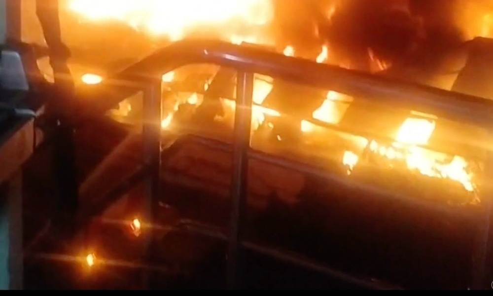 Lửa thiêu rụi 1.000m2 nhà xưởng tại Khu công nghiệp Nam Tân Uyên