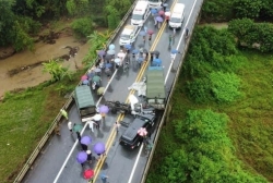 Thêm vụ tai nạn liên hoàn ô tô, lần này ba xe tông nhau trên cao tốc Nội Bài - Lào Cai