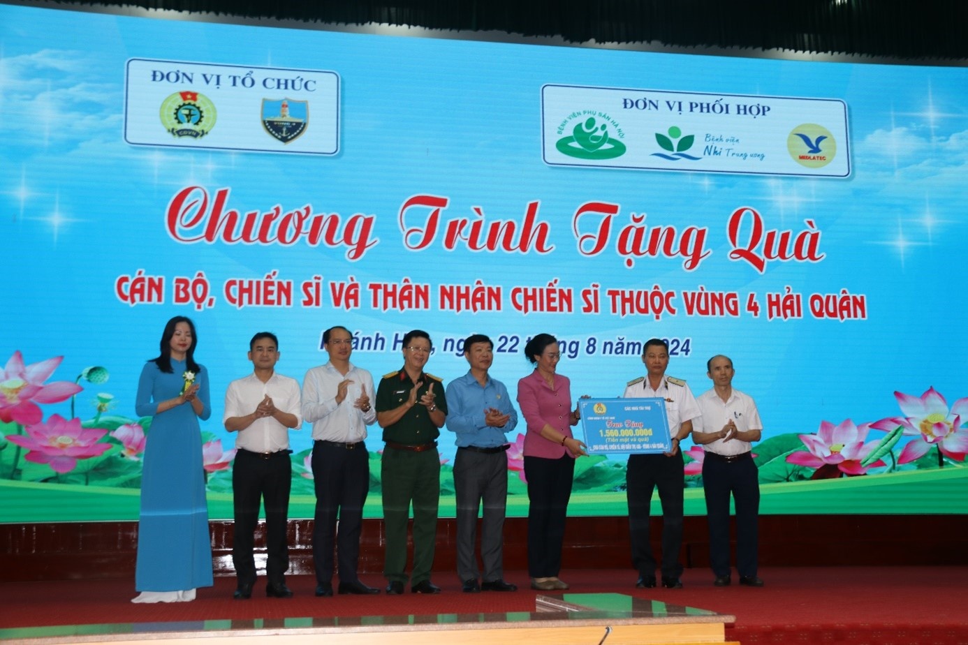 Công đoàn Y tế Việt Nam tặng quà, khám chữa bệnh cho cán bộ, chiến sĩ và thân nhân Vùng 4 Hải quân